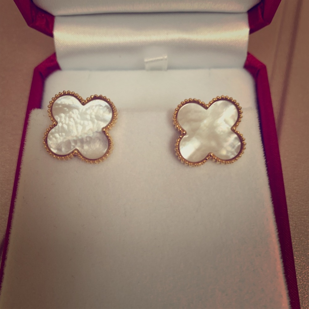 14k gold earring with white mother pearl earring